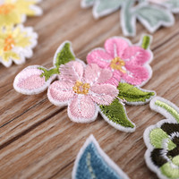 Appliques florales brodées de fleurs mélangées (rose, pivoine, lys) à thermocoller ou à coudre pour vêtements, vestes, jeans, chapeaux, sacs, décoration DIY