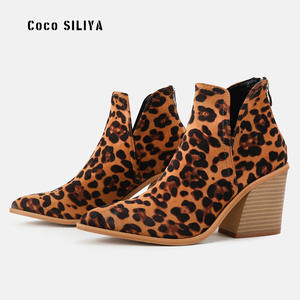 Botas de vaquero con estampado Animal para mujer, botines de tacón <span class=keywords><strong>cubano</strong></span> con punta en pico, botines Vintage británico, zapatos de ante de imitación - Product Image 3