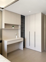 Armoire intégrée moderne sur mesure avec banquette et bureau, en bois blanc, rangement gain de place pour chambre d'appartement
