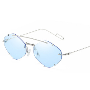 Gafas de Sol de Moda Nuevas 2021 para Mujer, Gafas de Sol Retro con Marco de Metal y Decoración de Remaches, Estilo Polígono con Cristales de Diamante - Product Image 3