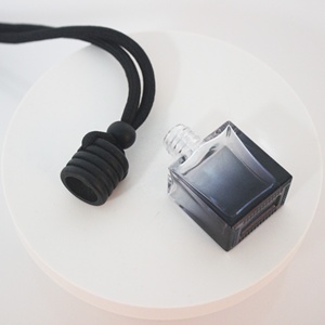 Chai nước hoa xe hơi 10ml cao cấp, màu sắc chuyển sắc, chất liệu thủy tinh, dạng treo, có nắp gỗ, chai rỗng dùng làm bình khuếch tán mùi thơm. - Product Image 5