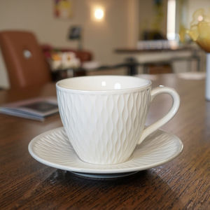 Ensemble Tasse et Soucoupe à Thé et Café en Porcelaine Fine Blanche Style Vintage Européen Personnalisable pour le Matin et l'Après-Midi - Product Image 4