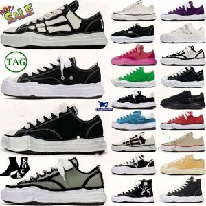 Chaussures basses en toile noires pour hommes MMY de la marque de créateur Mason Peterson OG, chaussures décontractées pour hommes Maison MIHARA YASUHIRO MMY - Product Image 1