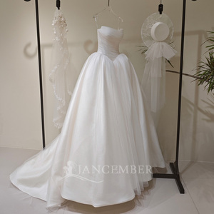 Robe de mariée moderne et minimaliste LY137, sans bretelles, en satin ivoire, avec volants et appliques florales en cristal, longue jusqu'au sol - Product Image 1