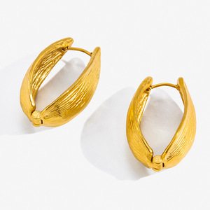 Pendientes Huggie con Forma de Hoja de Sauce, Acanalados, en Tono Dorado, de Acero Inoxidable, Joyería de Moda - Product Image 1