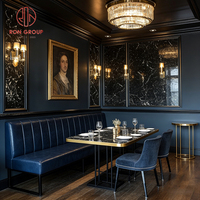 Ensemble de chaises de banquettes en velours bleu foncé européen avec table en marbre à bordure dorée et structure métallique pour salle à manger, café, restaurant, hôtel
