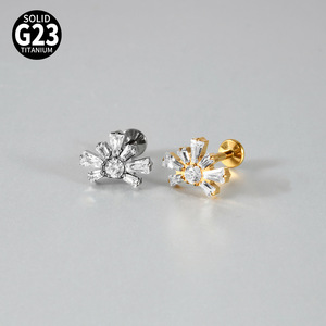 <span class=keywords><strong>Piercing</strong></span> d'oreille <span class=keywords><strong>en</strong></span> titane F136 G23, motif géométrique éventail et zircon carré, base plate à filetage interne - Product Image 1