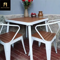 Chaise moderne et durable personnalisée en plastique et bois anti-corrosion pour les repas d'extérieur et le mobilier de jardin pour l'école et l'atelier