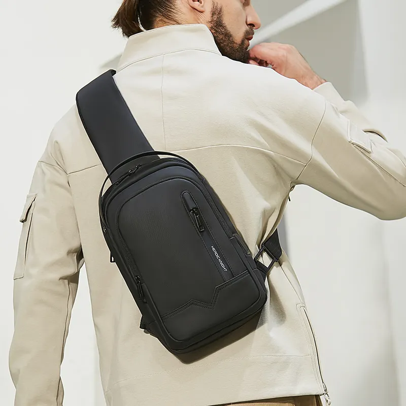फ़ैक्टरी थोक सिंगल शोल्डर बैकपैक पुरुषों का चेस्ट बैग ब्लैक फ़ैशन ट्रैवल सैचेल पुरुषों का कैज़ुअल क्रॉसबॉडी बैग