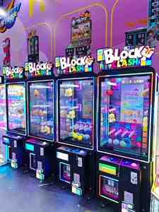 Machine à monnayeur de type Block Clash avec distributeur de figurines, construction métallique, garantie 1 an, prise en charge de la langue anglaise, pour utilisation en salle d'arcade - Product Image 5