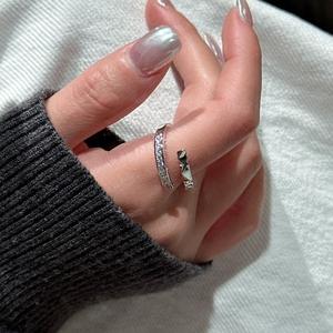 แหวนเงินแท้ 925 สไตล์ฝรั่งเศส ดีไซน์มินิมอล เรียบหรู รูปทรงเรขาคณิต ประดับเพชร ดีไซน์ทันสมัย - Product Image 2