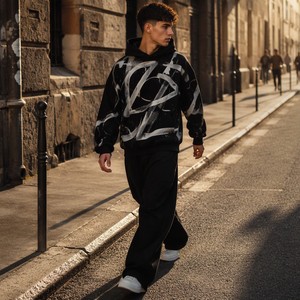 Sweat-shirt à capuche noir pour homme avec imprimé graphique blanc, poche avant, coupe classique, en molleton de coton, style streetwear décontracté pour l'automne - Product Image 2