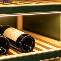 Armoire à vin à température constante en acier inoxydable vert foncé sur mesure avec éclairage LED, porte-bouteilles en bois massif pour la maison, la villa, l'hôtel, le bar
