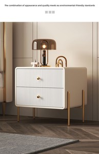 <span class=keywords><strong>Table</strong></span> <span class=keywords><strong>de</strong></span> <span class=keywords><strong>chevet</strong></span> moderne <span class=keywords><strong>de</strong></span> luxe à cannelures avec pieds dorés |   <span class=keywords><strong>Table</strong></span> <span class=keywords><strong>de</strong></span> <span class=keywords><strong>chevet</strong></span> côtelée <span class=keywords><strong>de</strong></span> style italien |   Chambre d'appartement blanche et crémeuse aux coins arrondis - Product Image 6