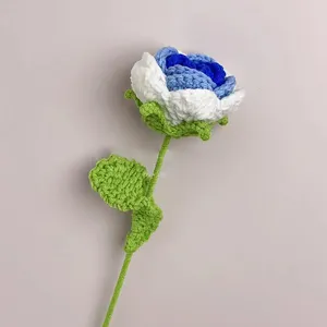 손으로 뜨개질을 한 꽃 짠 인공 꽃 장미 니트 꽃다발 완성 된 니트 꽃 장미 장식 어머니의 날 선물