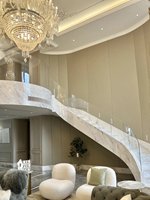 Escalier en acier sur mesure de type arc rotatif pour villa, avec rampe en bois massif et verre, pour duplex et loft résidentiel