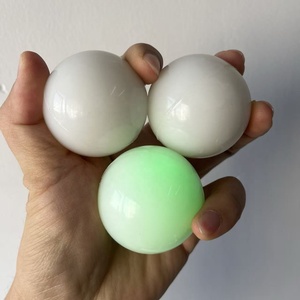 Balles rebondissantes en caoutchouc blanc de 49 mm <span class=keywords><strong>avec</strong></span> LED multicolores activées par l'impact et logo imprimé pour la promotion de la marque, le <span class=keywords><strong>jeu</strong></span> sensoriel et les cadeaux de fête - Product Image 3