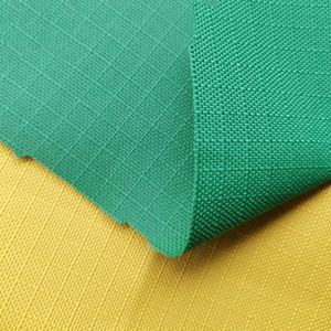 Tissu polyester 600D, fabrication OEM, tissu résistant à l'usure, tissu Oxford en polyester 600D à carreaux pour sacs - Product Image 5