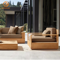 Ensemble de canapés d'extérieur gris foncé moderne, coussins en tissu blanc avec table de foyer carrée, mobilier de patio pour villa et jardin