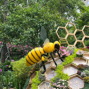 Grande Scultura a Forma di Ape in Fibra di Vetro per Decorazioni da Giardino in Vendita - Product Image 2