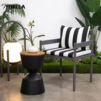 Fauteuil de jardin en métal de luxe pour complexe hôtelier, structure géométrique robuste, tissu imperméable, pour l'extérieur