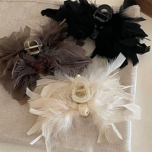 Pince à cheveux élégante en plumes d'autruche, grande pince à cheveux en forme de griffe de requin pour femmes, accessoire de mode avec décoration en plumes - Product Image 1