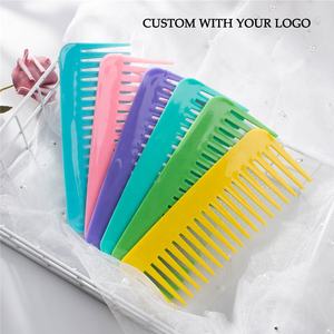 Peignes à dents larges colorés personnalisables avec logo – Offre Spéciale – Couleurs bonbon – Outils de coiffure pour salon de beauté – Pour femmes et filles au quotidien - Product Image 1