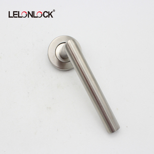 Fourniture de tous types de poignées de <span class=keywords><strong>porte</strong></span> <span class=keywords><strong>d</strong></span>'<span class=keywords><strong>entrée</strong></span>, poignées de <span class=keywords><strong>porte</strong></span> coupe-feu, poignées de <span class=keywords><strong>porte</strong></span> intérieures en acier inoxydable, finition satinée - Product Image 4