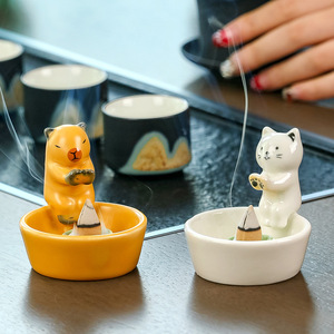 Brûleur d'encens en céramique en forme de chat avec diffuseur d'aromathérapie à cône de bois de santal pour la maison et le bureau - Product Image 1