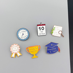 Réveil avec badge de dessin animé, cadeau de motivation pour étudiant, broche en alliage plaqué or avec alphabet anglais pour fête et fiançailles - Product Image 6