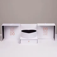 Boîte à fleurs de luxe en velours texturé, revêtement UV, laminage mat, gaufrage |   Présentation de cadeaux haut de gamme en matériaux recyclés personnalisés