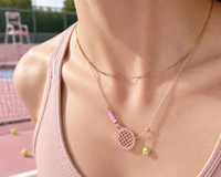 Collier Raquette de Tennis Rose Émaillée Plaqué Or 18K Résistant au Ternissement et Longue Durée, Pendentif Inaltérable pour Meilleure Amie Sportive