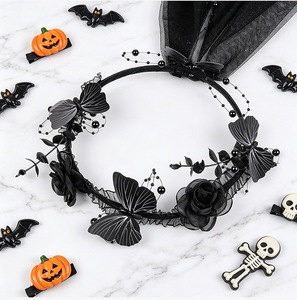 Accesorio de Disfraz de Halloween Pafu, Diadema Floral Gótica, Diadema con Rosas Artificiales Negras y Mariposas, Diadema con Velo de Tul Gótico Oscuro - Product Image 2