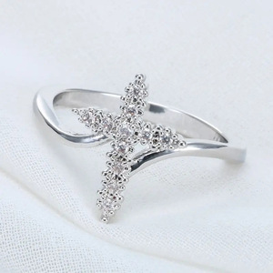 Anello Geometrico con Zirconi per Donne, Gioiello Creativo per Fidanzamento e Matrimonio - Product Image 2