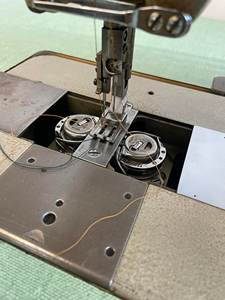 Machine à coudre industrielle <span class=keywords><strong>PFAFF</strong></span> à double aiguilles, fabriquée en allemagne - Product Image 4