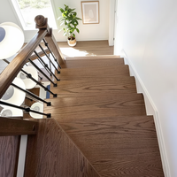 Rampe et marches d'escalier en bois massif personnalisables, design moderne avec finition chêne foncé ouvert, durables pour villas et hôtels