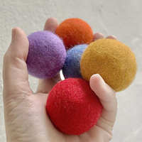 Jouets en boule de feutre de laine 100% écologiques colorés faits à la main pour chats et chatons,