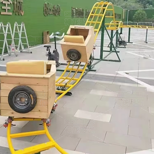 楽しい公園の遊園地の子供たちが裏庭のジェットコースターに乗る - Product Image 4