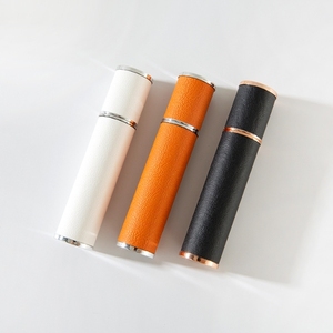 Atomizador <span class=keywords><strong>de</strong></span> <span class=keywords><strong>Perfume</strong></span> <span class=keywords><strong>Recargable</strong></span> <span class=keywords><strong>de</strong></span> 5ml 10ml con Base <span class=keywords><strong>de</strong></span> Cuero, Diseño Personalizado <span class=keywords><strong>de</strong></span> Fábrica, <span class=keywords><strong>Pulverizador</strong></span> <span class=keywords><strong>de</strong></span> Niebla Fina para Sets <span class=keywords><strong>de</strong></span> Regalo - Product Image 1