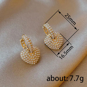 Orecchini a cerchio con cuore in perle finte per donna, gioielli vintage eleganti e romantici da regalo - Product Image 4