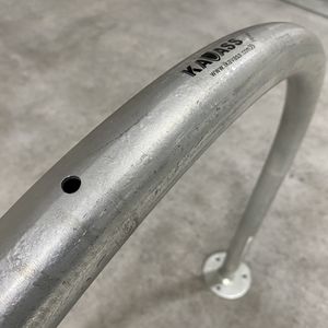 Poteau d'attelage robuste à double face pour <span class=keywords><strong>vélo</strong></span> 2 cerceaux en U à boucle large inversée commerciale dans le <span class=keywords><strong>support</strong></span> de stationnement de <span class=keywords><strong>vélo</strong></span> au <span class=keywords><strong>sol</strong></span> - Product Image 6