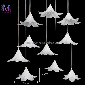 MILE Vente en gros de décorations de <span class=keywords><strong>plafond</strong></span> de <span class=keywords><strong>mariage</strong></span> à LED, fleurs de lys en plastique suspendues, lustre de <span class=keywords><strong>plafond</strong></span> <span class=keywords><strong>pour</strong></span> événements, fournitures de fête - Product Image 3