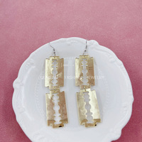 Boucles d'oreilles pendantes longues en acrylique effet miroir, style lame exagérée, forme petit couteau, tendance et audacieuses, style européen et américain