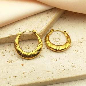 Pendientes de joyería de acero inoxidable de moda para mujer, estilo en forma de C con textura en relieve geométrico no alérgico y sin decoloración - Product Image 1