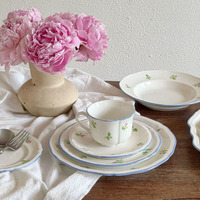 Vaisselle en céramique florale vintage française en gros, assiettes creuses, bols et tasses exquis à bord bleu festonné