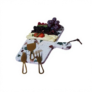 Planche à fromage en marbre blanc artisanal, qualité supérieure, taille personnalisée, provenant d'Inde. - Product Image 1