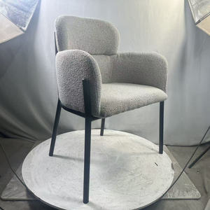 Silla moderna de terciopelo de color gris y beige con patas de metal blanco y negro Sillón tapizado para oficina en casa Silla de sala de estar - Product Image 6