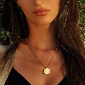 Collar con colgante de letra V de acero inoxidable Angelina, cadena de serpiente chapada en oro, joyería minimalista de moda para mujer - Product Image 2