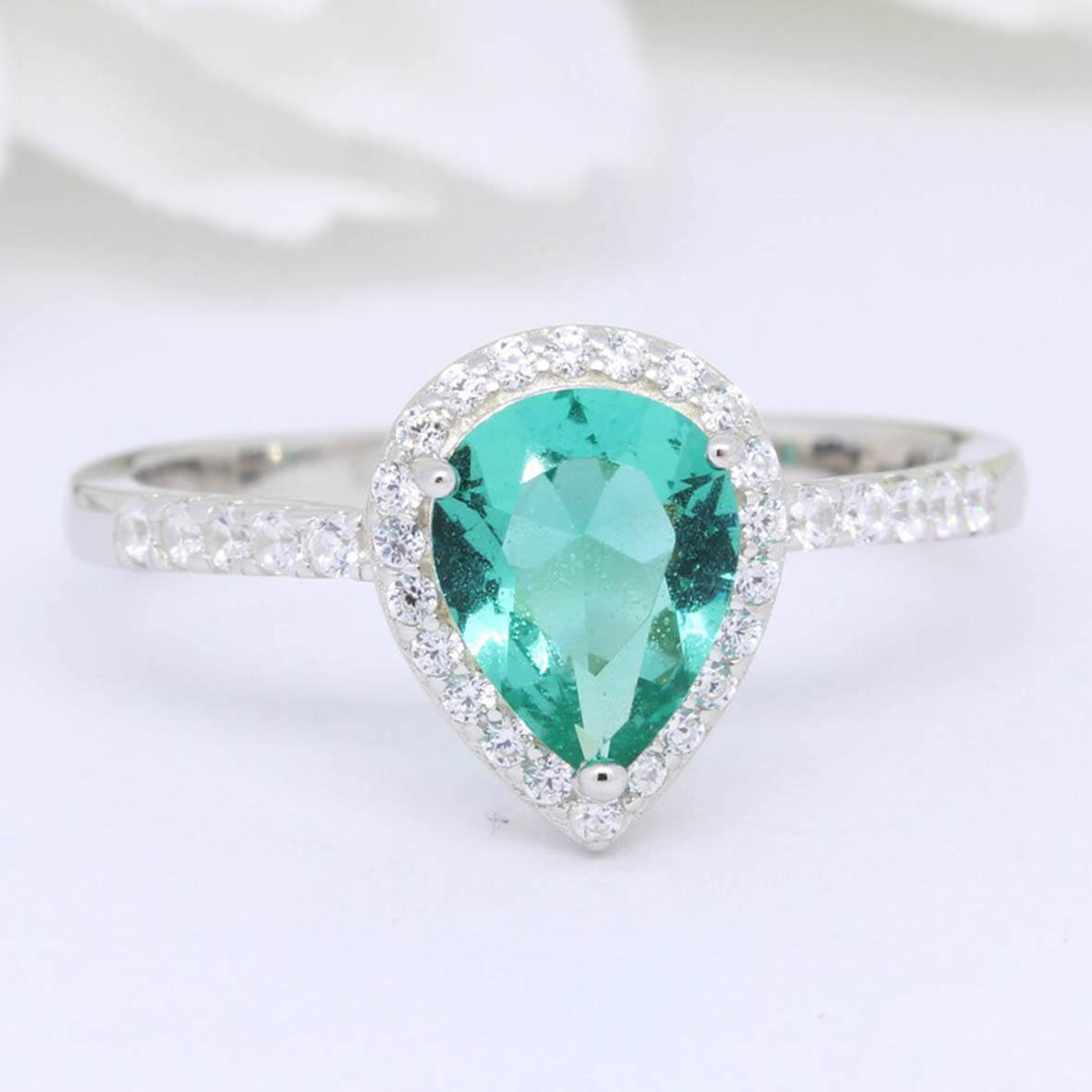 สีเขียว