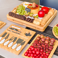 Gemakkelijk te onderhouden, draagbaar en perfect voor het serveren van eten; bamboe kaasplank met houten serveerschaal en messenset.
